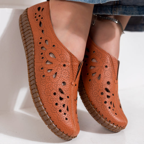 Leather shoes with perforations and engravings code B1